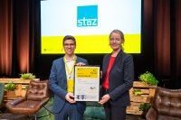 Thekla Walker überreicht die Beitrittsurkunde an Geschäftsführer Maximilian Stoz.