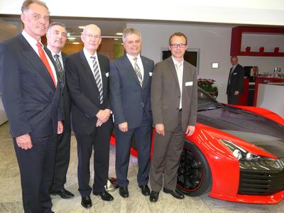 Beim CCeV Forum der Kreissparkasse: Prof. Klaus Drechsler, TU München und CCeV Vorstand, Horst Schönfeld, Mitglied des Vorstands der Kreissparkasse Augsburg, Dr. Hans-Wolfgang Schröder, Geschäftsführer des CCeV, Dr. Hubert Jäger, Leiter Konzernforschung SGL Group und Wolfgang Kudoke, Leiter Strategie und Geschäftsentwicklung bei Premium Aerotec