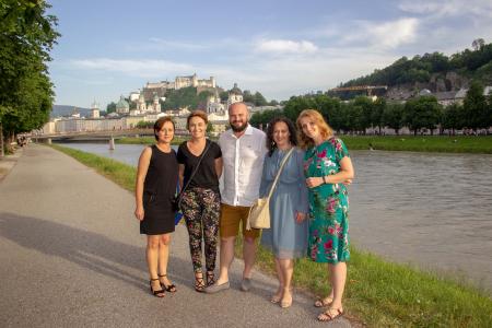 Image caption: Monika Zwijacz (left) and her practice team in Salzburg's old town, © W&H