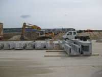 Die auftragsbezogen gefertigten BIRCOmassiv Rinnen NW 400 im Zwischenlager auf der Baustelle