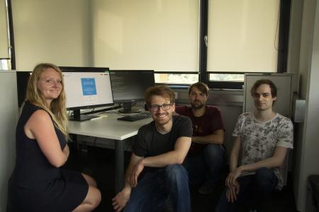 Tamara Wanner, Prof. Dr. Marcus Gelderie, Lukas Brodschelm und Valentin Barth (v.l.n.r.) haben Lernspiele entwickelt, um Mitarbeitenden von kleinen und mittleren Unternehmen Kompetenzen rund um das Thema IT-Sicherheit zu vermitteln / Bildhinweis: © Hochschule Aalen | Marcus Gelderie