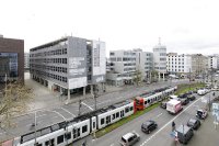 Auf Basis gemittelter Monatswerte erreicht die stickoxidbindenden Membran am Gebäude der Kölner Volkshochschule Filterleistungen von rund 30 Prozent