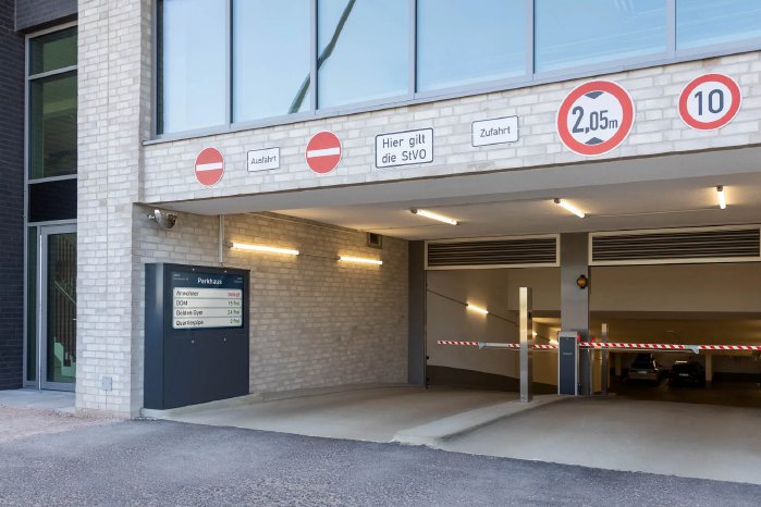Freistehend_Infoboard_Parkhaus.webp