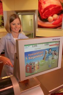 Kompetente Beratung dank Zugriff auf die METTLER TOLEDO Frische-Datenbank plus visuelle Verkaufsförderung auf dem Kundendisplay: die Waagen der UC3-Line.