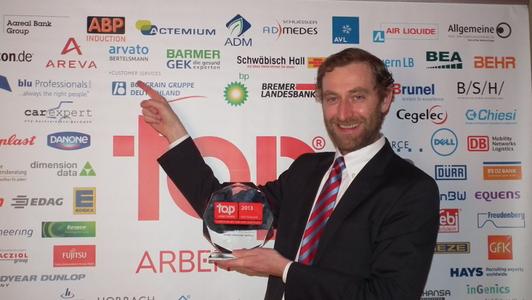 Henrik Teipel, Personalleiter von arvato Customer Services, nahm die Auszeichnung "Top Arbeitgeber 2013" entgegen
