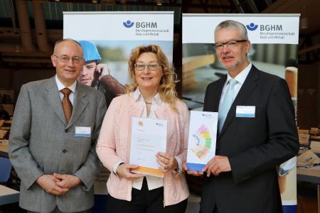 (Von links) Jürgen Bünnagel (BGHM), Andrea Ackermann (Ackermann GmbH) und Karl Hönig (BGHM) bei der Übergabe der Urkunde zum Sicherheitspreis der BGHM.(Quelle: BGHM)