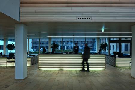The newly refurbished administrative district office in Marktoberdorf/D has a distinct contemporary service character. In addition to numerous measures taken to enhance transparency and efficiency, attention was also paid to sophisticated details: the desk fronts at the citizens’ service point are backlit by light lines built into the wooden panell