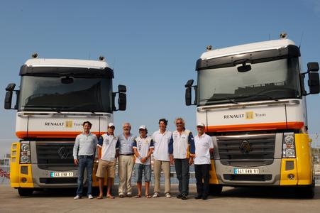 Flavio Briatore, Fernando Alonso und Nelson Piquet vom ING Renault F1 Team mit Stefano Chmielewski, Marc Martinez, Eric Nieloud und Jérémie Achour von Renault Trucks