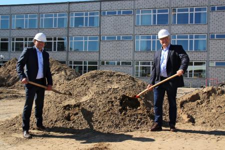 v.l.: Ulf Jürgensen, Schulleiter der BBS 2 (Gebäude im Hintergrund) und Regionspräsident Hauke Jagau / © Region Hannover
