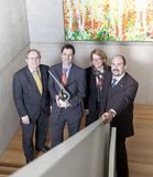 Firmeninhaber Dipl.-Ing. Max und Dipl.-Kfm. Charlotte Lamb (Mitte) erhielten den WITTENSTEIN Supplier Award 2010, mit dem die Unternehmensgruppe WITTENSTEIN AG den besten Lieferanten ihres zurückliegenden Geschäftsjahres würdigt. Im Bild links Thomas Bayer, Geschäftsführer WITTENSTEIN alpha GmbH; rechts Oliver Palmert, Leiter Beschaffung WITTENSTEIN AG