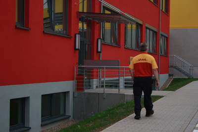 Ein Corporate Identity (CI), das weltweit zum Tragen kommt: ob Kleidung, Fahrzeugflotte und jetzt dank eines carbonfaserverstärkten Dämmsystems auch auf Fassaden