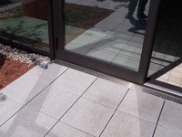 Die „filigrane“ Balkon- und Terrassenrinne BTR in Edelstahloptik mit Langlochschlitzung wird häufig in hochwertigen Eingangsbereichen verbaut.  