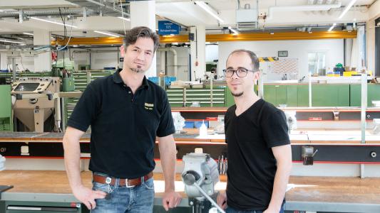 Rami Aswad und der Ausbildungsmeister Petar Alan (links) beim Ausbildungsstart (Bild: GEZE GmbH)