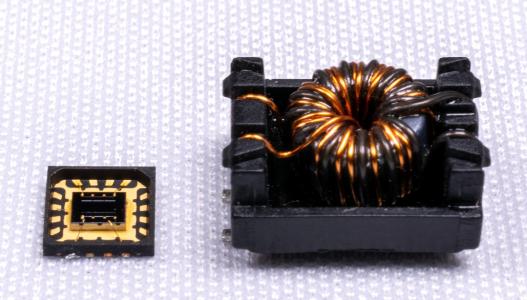 Der Bildvergleich der Transformatoren macht deutlich, dass mit der neuen, auf Siliziumtechnologie basierten Fertigungstechnik deutlich kleinere und flachere Bauformen für induktive Bauelemente möglich sind (links: Dünnschicht-Transformator, rechts: drahtgewickelter Transformator). (Bildquelle: Würth Elektronik )