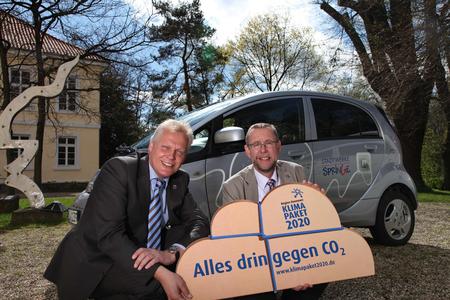 Springes Bürgermeister Jörg-Roher Hische (links) und Prof. Dr. Axel Priebs, Dezernent für Umwelt, Planung und Bauen, setzen sich gemeinsam für Klimaschutz ein