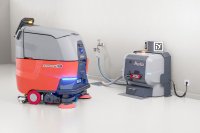 Befüllen, Entleeren und Aufladen in Park-position: Der Scrubmaster B75 i koppelt sich selbstständig an die kompakte Dockingstation (Option) an. Automatisch wird das Schmutzwasser entleert und das Frischwasser zugeführt und die Batterien werden geladen