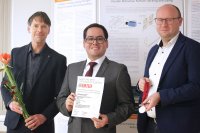 Alex Huaman (IMMS, Mitte) am 12.12.2024 zur Thüringer Auszeichnungsveranstaltung des PATON | Landespatentzentrum Thüringen an der Technischen Universität Ilmenau im Wettbewerb der Erfindermesse iENA bei der Übergabe der Silbermedaille durch Sascha Erfurt (PATON, links) und Herrn Könicke (iENA, rechts).