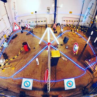 „Klare Strecke, knifflige Aufgaben: Der Parcours von DRONEREMOTE aus der Vogelperspektive.“