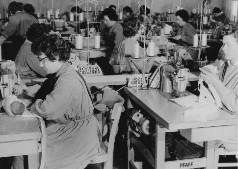 F271-Naehen-von-Kartuschbeuteln-1960er-Jahre.jpg