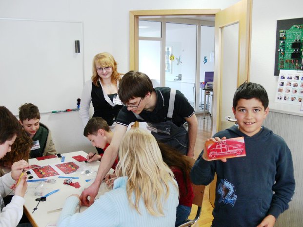 GirlsDay beim Bestücken.jpg