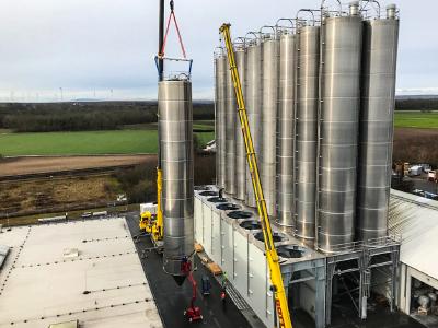 An ihrem Standort in Worms verfügt die GREIWING logistics for you GmbH jetzt über 37 Hochsilos. (Foto: GREIWING)