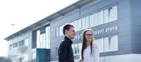 Auszubildende der WITTENSTEIN SE vor der WITTENSTEIN talent arena in Igersheim-Harthausen. Am 22. November findet dort der „Abend der technischen Ausbildun“g statt
