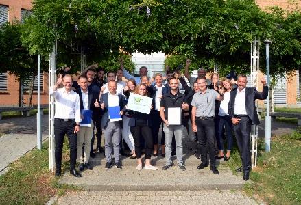 Die frisch zertifizierten Multiplikatoren für die digitalisierte Arbeitswelt freuen sich mit den Projektpartnern über einen gelungenen Lehrgang (Foto: Philipp Braitinger)