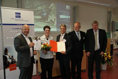 Preisverleihung für hervorragende Abschlussarbeiten (von links): Thomas Steckenborn (CEMA AG), Katja Hahn (Preisträgerin), und die Professoren Dr. Ulrich Bühler (Vorsitzender FBTI), Dr. Manfred Krause (Hochschule Hannover), Dr. Michael Frank (HTWK Leipzig)