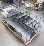 Modulare Montagelinie mit integriertem Rollenförderer für einen effizienten Materialfluss in der Produktion. Die Arbeitsplätze sind ergonomisch entlang der Förderstrecke angeordnet und bieten ausreichend Ablage- sowie Arbeitsflächen. Dank des flexiblen Rohrstecksystems lässt sich die Anlage individuell an unterschiedliche Fertigungsprozesse anpassen und unterstützt eine schlanke, strukturierte sowie zukunftssichere Produktion.