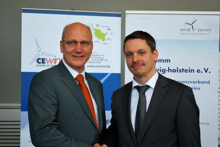 Die neuen Kooperationspartner Axel Wiese vom Forschungsverbund CEwind und Martin Schmidt von der Netzwerkagentur windcomm wollen die akademische Weiterbildung stärken (Foto: Clorius/ windcomm)