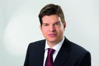 Frederick Beckmann, Vorstandsmitglied der Q1 Energie AG, sieht seine Erwartungen an die hochwertige Optik und Präzision der Wandverkleidung mehr als übertroffen / Bild: Q1 Energie AG, www.q1.eu