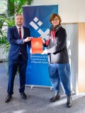Professorin Svenja Tams wurde an der HSB von Kanzler Daniel Engelbrecht begrüßt