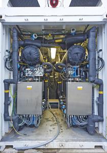 Hier entsteht der Wasserstoff aus nichts als Wasser und Strom: Die Innenansicht des Elektrolyseurs zeigt die isolierten Wasserstoff- und Sauerstoff- führende Verrohrung und Vorratsbehälter. Foto: Mainova