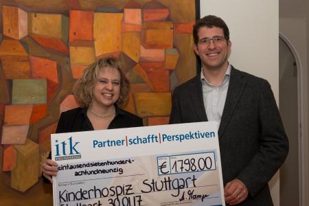 Andreas Mampe von ITK Engineering überreicht Elvira Pfleiderer vom Kinderhospiz Stuttgart den Spendenscheck / Foto: ITK Engineering