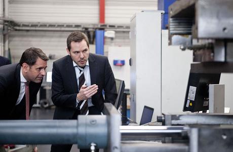 Wie sich maßgeschneiderte Stahlbauteile fertigen lassen, erläutert Dr. Malte Stonis vom IPH (rechts) Minister Olaf Lies. (Foto: Johannes Stein / IPH)
