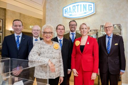 Der HARTING Vorstand ist mit dem abgelaufenen Geschäftsjahr 2017/18 sehr zufrieden: Andreas Conrad, Dr. Michael Pütz, Margrit Harting, Dr. Frank Brode, Philip Harting, Maresa Harting-Hertz und Dietmar Harting (von links nach rechts)