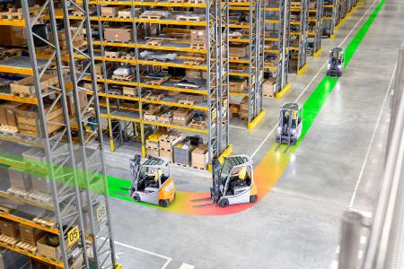Der RX 20 verfügt auch über bekannte Assistenzfunktionen wie Curve Speed Control, das automatisch die Geschwindigkeit in Kurven dem Lenkwinkel anpasst / Foto: STILL GmbH