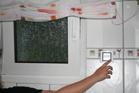 Mit einer Gesamtmotorlänge von 40 cm passt der AS-T auch in ein sehr schmales WC-Fenster. Hier wird der Antrieb mit Hinderniserkennung über einen SEL-VETIMER gesteuert