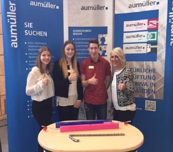 Auf dem Berufsinformationstag der Dr.-Max-Josef-Metzger-Realschule Meitingen wurde Ausbildungsleiterin Eileen Zepper tatkräftig von den Azubis Katharina Schawohl, Theresa Barl und Tobias Stempfle unterstützt