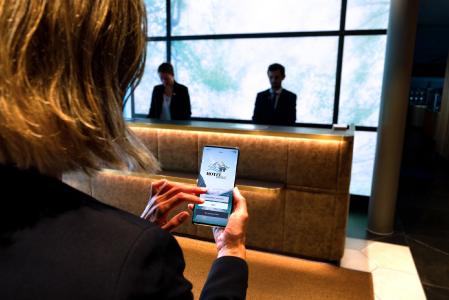 Smartes Ausbildungs-Tool für den Tourismus: Die HOTEL mobile App ist in dutzenden Sprachen verfügbar und jedes Hotel kann Lerninhalte individuell anpassen.