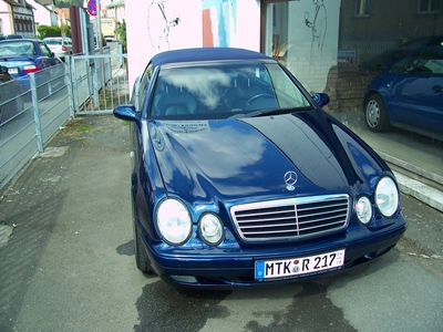 Die Mitarbeiter der Autolackiererei Main-Taunus werden auf ihren Firmenwagen, ein Mercedes CLK Cabrio, oft angesprochen. Der Wagen wurde in einem intensiven Blau-Ton lackiert