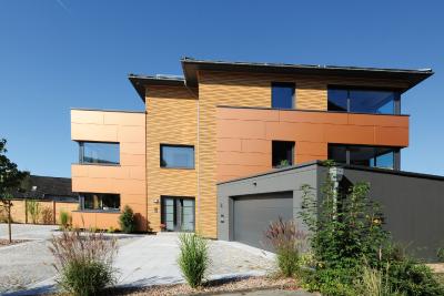 Der Eigentümer legte viel Wert auf natürliche Materialien und einen nahtlosen Übergang vom Haus zur Garage.