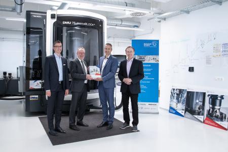 (v.l.n.r.) Prof. Dr. Stefan Wind, wissenschaftlicher Leiter Digital Laboratory, Prof. Dr. Wolfgang Hauke, Präsident der Hochschule Kempten, Andreas Kordwig, Direktor Produktmanagement bei CERATIZIT Deutschland und Prof. Dr.-Ing. Gerald Winz, wissenschaftlicher Leiter Digital Laboratory. (Bildnachweis: CERATIZIT Deutschland GmbH)