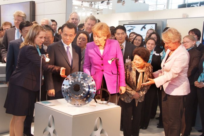 Merkel bei WITTENSTEIN HMI 2009_2.JPG
