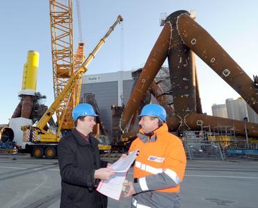 Dirk Kassen, Geschäftsführer von WeserWind, und Andreas Wellbrock, Geschäftsführer bei der BLG, bei der Unterzeichnung des Vertrags in Bremerhaven