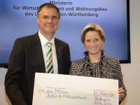 Institutsleiter Prof. Joachim Burghartz erhält Fördermittelscheck