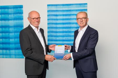 v. l. n. r.: Heinz Harling, Vorsitzender des Aufsichtsrats der technotrans SE, und Michael Finger, Sprecher des Vorstands der technotrans SE, präsentierten heute in Sassenberg das Buch „Alles fließt“, das die Geschichte des Unternehmens erzählt