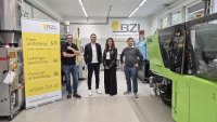 Benjamin Haberl (Head of Training at BZL), Matthias Ruff (Sales Manager and Authorized Signatory at SKZ), Sonja Zak (Managing Director at BZL), and Thomas Gutwein (Managing Director at BZL, from left) are delighted about the new partnership. (Photo: BZL)