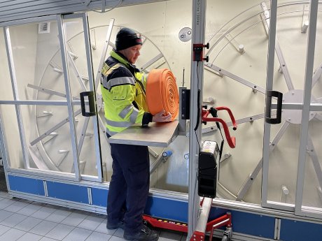 PRONOMIC_Feuerwehr_Hebelift_ergonomisches Schlauchhandling_Feuerwehrmann_gerollter Schlauch leic.jpg