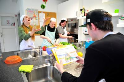 Arbeiten im Hauswirtschaftsbereich: Die Projekt-Teilnehmerinnen und -Teilnehmer kochen gemeinsam, stellen Essenspläne zusammen und lernen, sich in der Küche zurechtzufinden / © Marion Coers